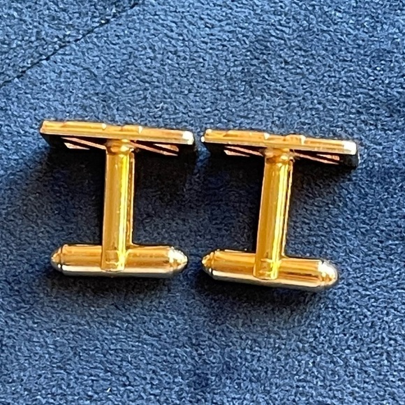 Shields Fifth Avenue Gold Rectangle Cufflinks - Picture 5 of 13